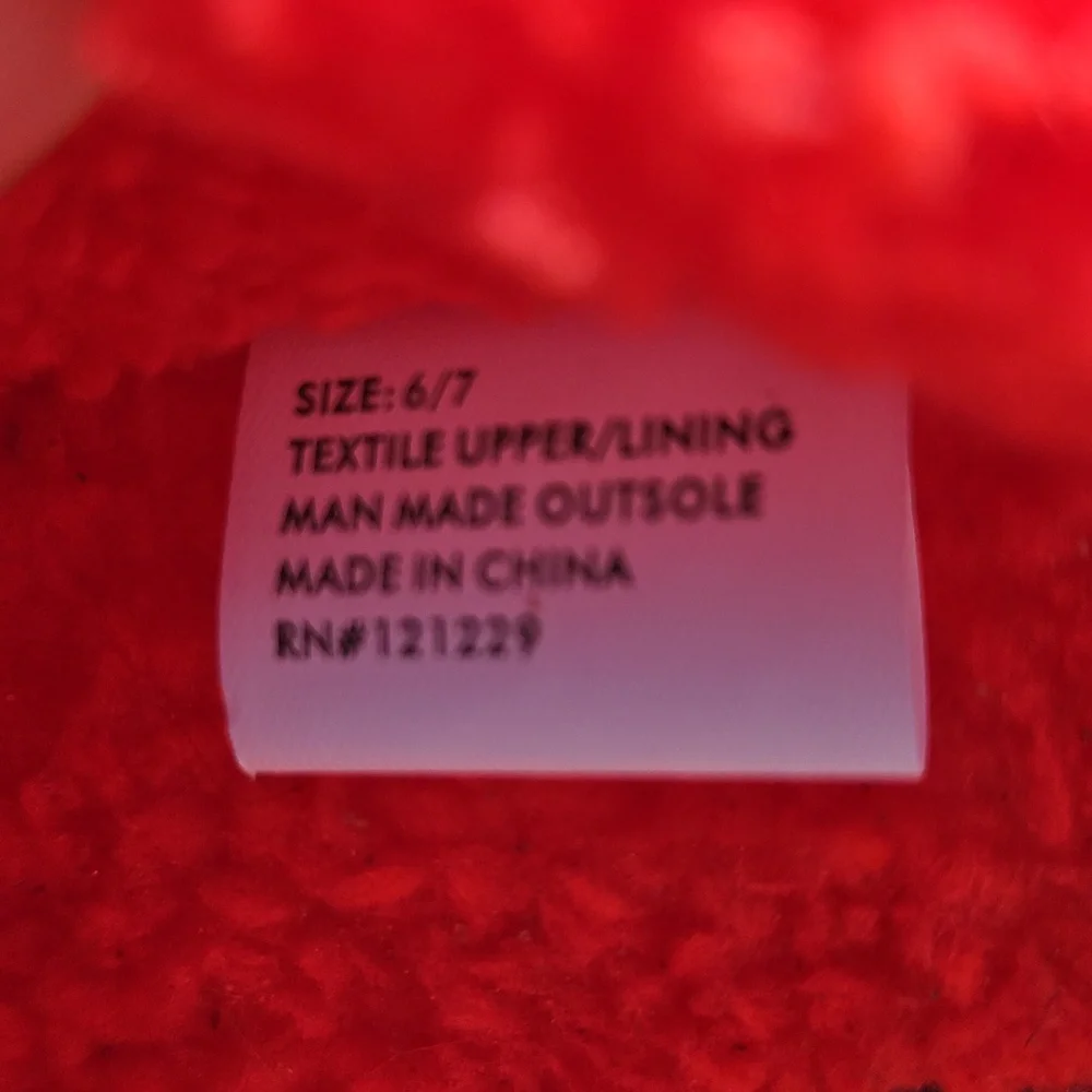NEW WITH TAGS Kensie Size 6/7 Ivory Red Strawberries Fuzzy Memory Foam Slippers - Picture 14 of 17